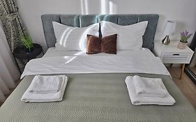 Sunrise Apartment - Central 2 Bedrooms & Free Parking